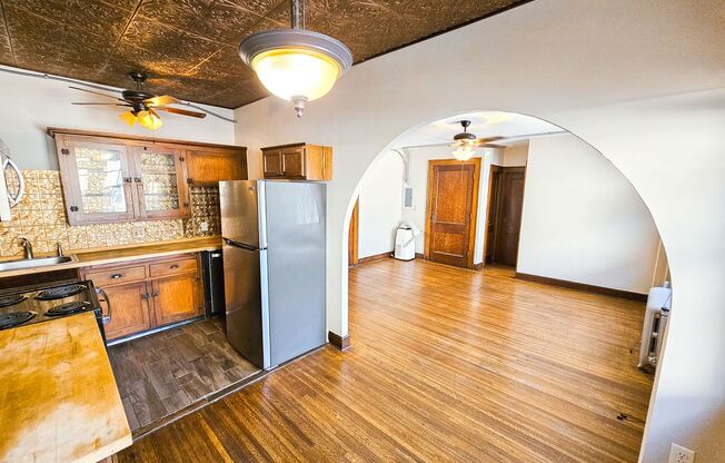 1 bed, 1 bath, $735, Unit 5819 E Washington Unit 3