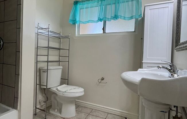 3 beds, 2 baths, $2,500