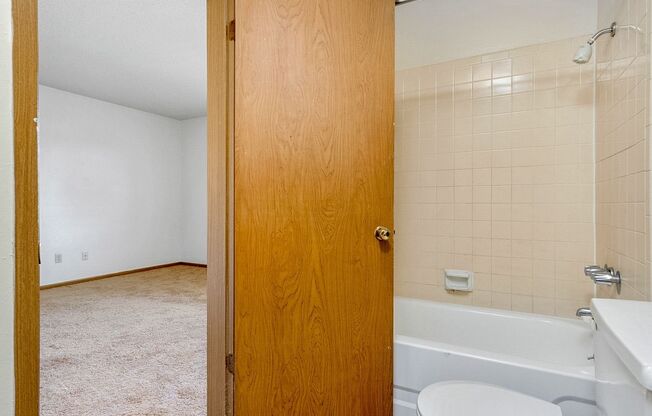 2 beds, 2.5 baths, 1,250 sqft, $850, Unit 701