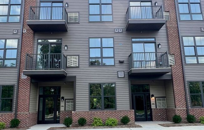 1 bed, 1 bath, 883 sqft, $2,095, Unit 121