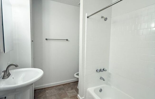 2 beds, 1 bath, $925, Unit SC553