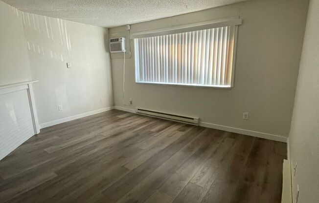 2 beds, 1 bath, 825 sqft, $1,295, Unit B210