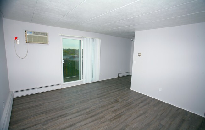 1 bed, 1 bath, 650 sqft, $999, Unit 702-R