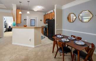 Dining area at Abberly Chase Apartment Homes, Ridgeland