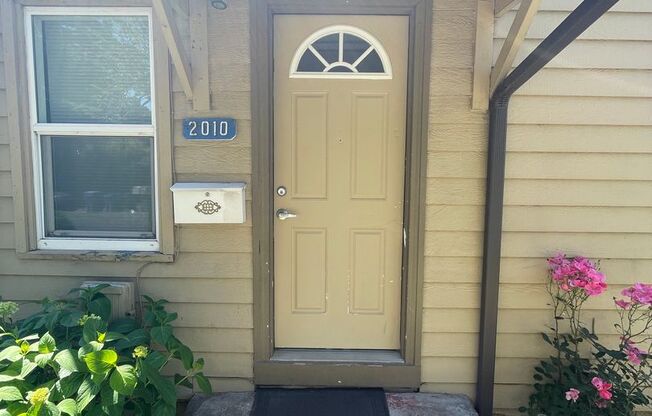 2 beds, 1 bath, 725 sqft, $1,350, Unit Highw2010