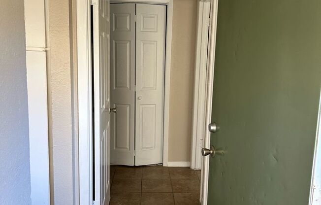 1 bed, 1 bath, 720 sqft, $1,400, Unit 1-1660-B