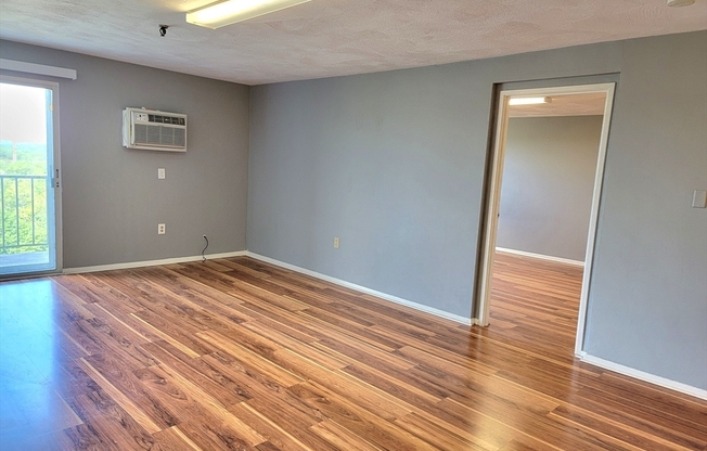 2 beds, 1 bath, 1,093 sqft, $2,400, Unit 1011