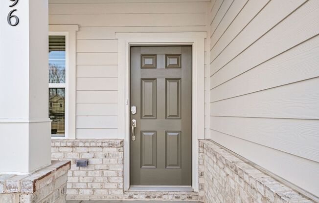 Fenced Yard - Like NEW - 6 Bedrooms