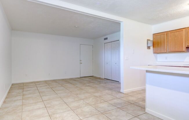 2 beds, 1 bath, 850 sqft, $937, Unit 1E