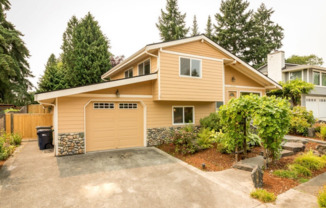 Charming 3-Bed, 2-Bath Tri-Level Home in Redmond, $2000 off first month's rent!
