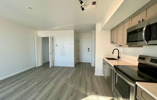 Studio, 1 bath, 450 sqft, $1,300, Unit 504