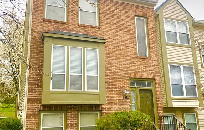 Spacious 2 Bedroom & Den EOG Townhome in Ellicott City!