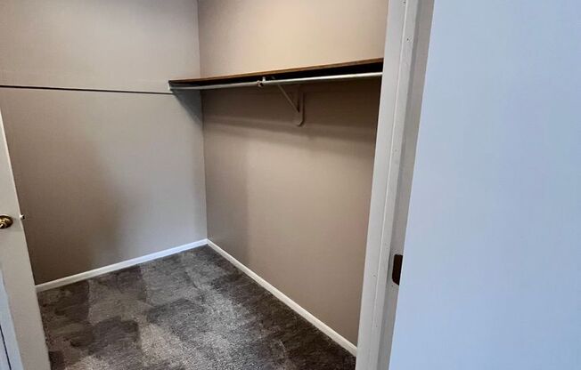 2 beds, 1 bath, 900 sqft, $949, Unit 232