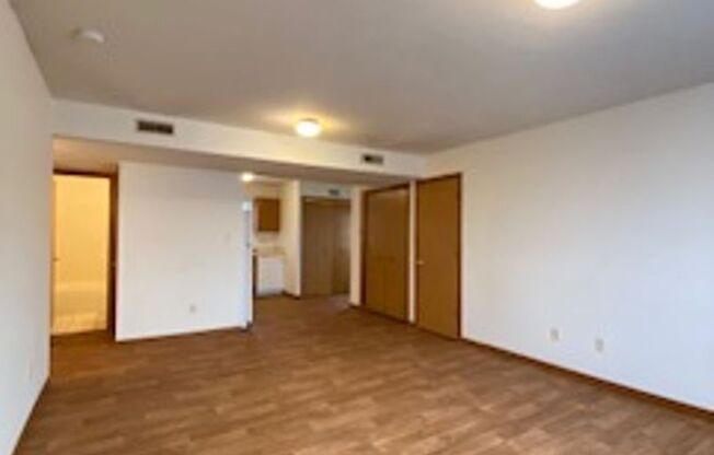 3 beds, 1 bath, 1,034 sqft, $995, Unit Apt. C