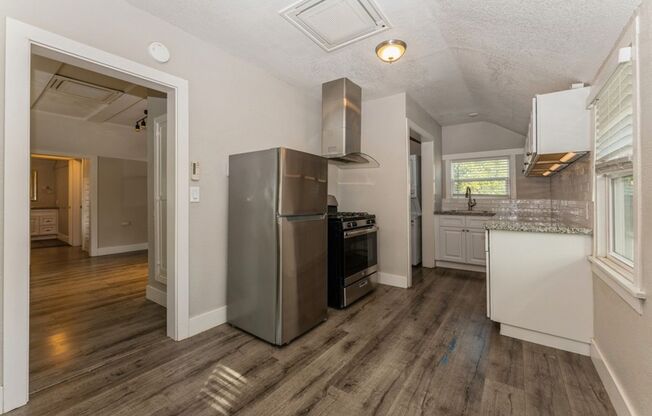 2 beds, 1 bath, $1,995, Unit Upper