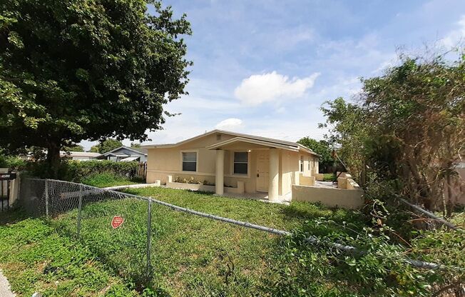 4/2 Home for rent, all tile floors, central ac. call for more details: Lynn 305.5890.7450