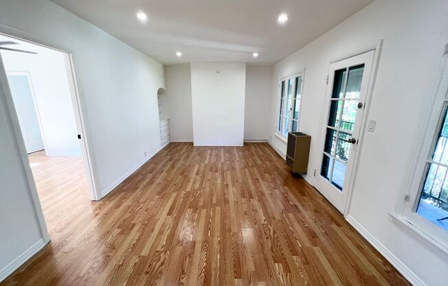 7956-7958 Norton Ave