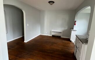 2 beds, 1 bath, $1,300, Unit Unit #2