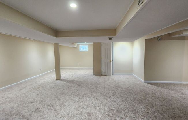 2 beds, 2 baths, $3,000, Unit 1123 S. HARRISON ST.