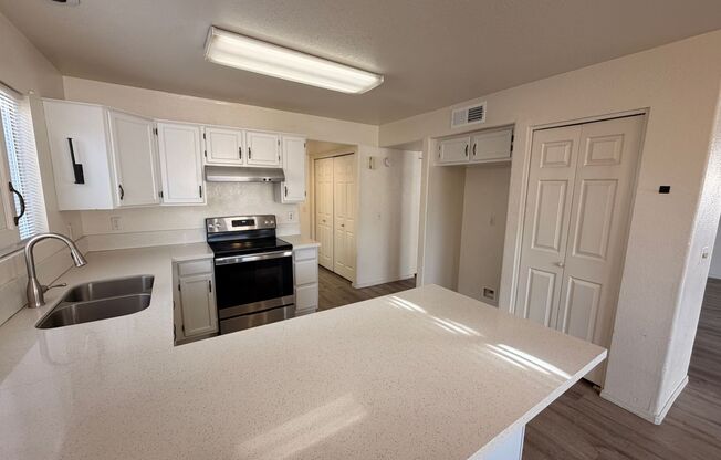 3 bd/2.5 bath *NEW* Carpet in Kyrene School District!