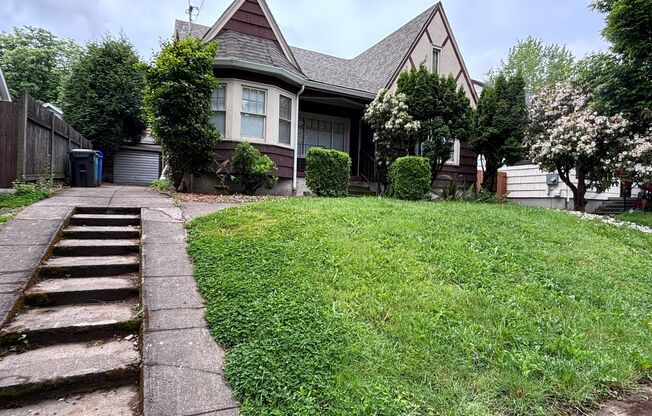 Newly updated 4 bedroom house in Laurelhurst neighborhood!