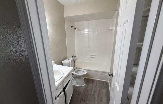 2 beds, 1 bath, $930, Unit 12