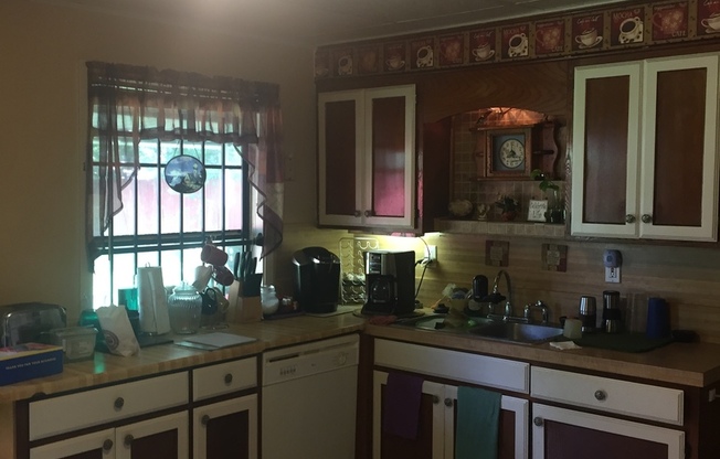 3 beds, 1 bath, $1,100