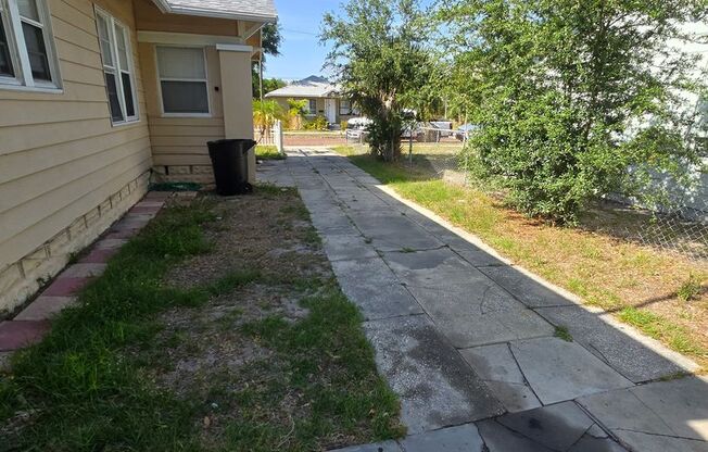 Nice 2 Bedroom & Large extra room that you can make into a 3rd bedroom Great Location-Near Downtown St Petersburg