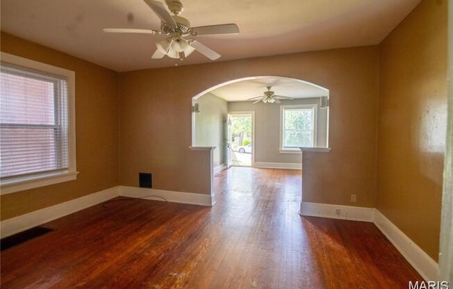 1 bed, 1 bath, 800 sqft, $850, Unit Tholozan 3927 2W