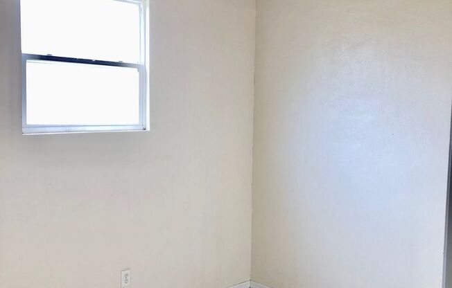 Beautiful 5BR/1BA Zephyrhills Home w/Brand NEW FLOORING! Fenced Yard NO APP FEE!