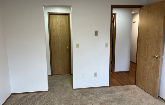 2 beds, 1 bath, 900 sqft, $1,295, Unit 215