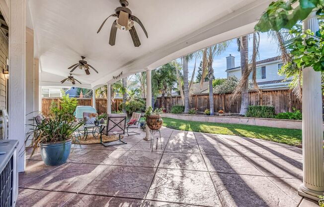 ELLEGANT 4 BEDROOM 3 BATHROOM HOME IN THE WONDERFUL ROSE GARDEN COMMUNITY.