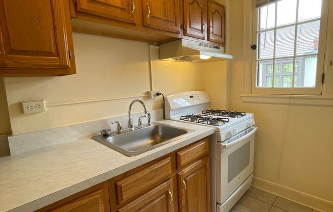 1 bed, 1 bath, 470 sqft, $1,125, Unit B-31