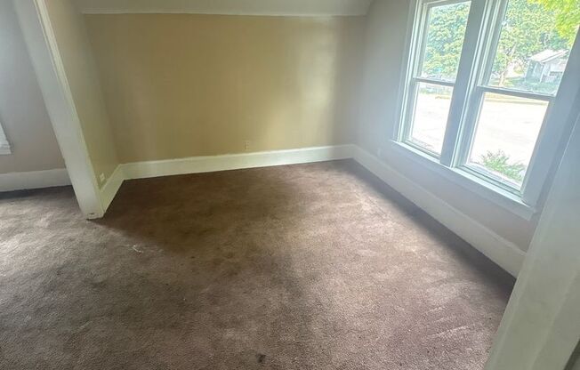 2 beds, 1 bath, $1,350, Unit 5912 Beloit Rd