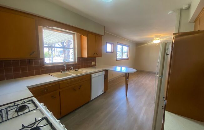 2 beds, 1.5 baths, $1,095