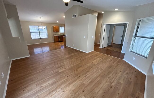 Single Story *NEW* Paint + *NEW* Flooring Desert Ridge Delight!