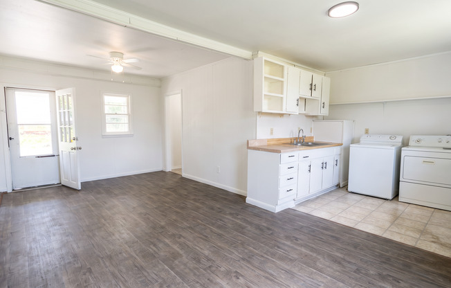 Spacious 1-Bedroom Apartment in Lenoir – $1,000/Month