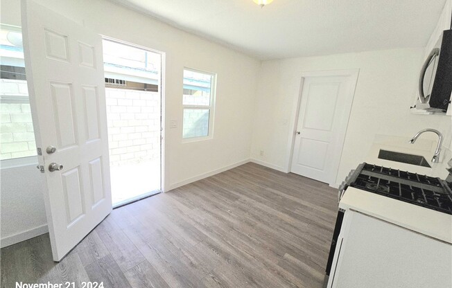 2 beds, 1 bath, 800 sqft, $2,300