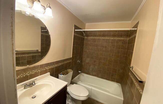 323 GILL LN