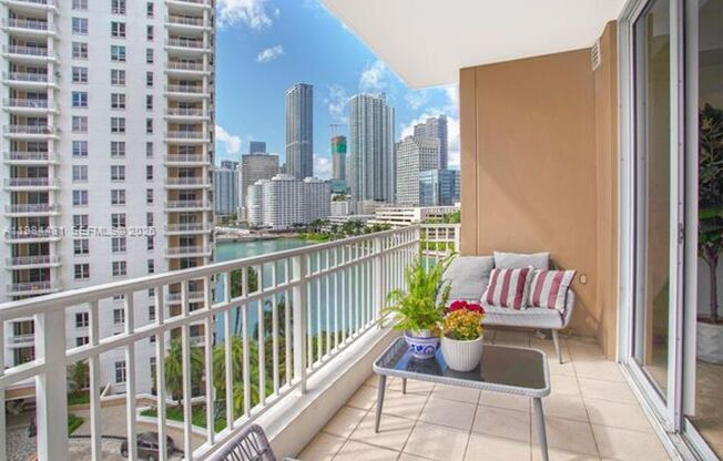 1 bed, 2 baths, 878 sqft, $3,500, Unit 801 Brickell Key Blvd # 907