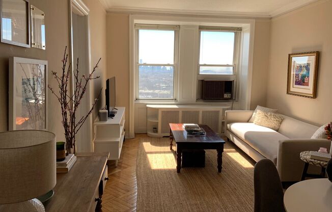 1 bed, 1 bath, $2,100, Unit 1403A