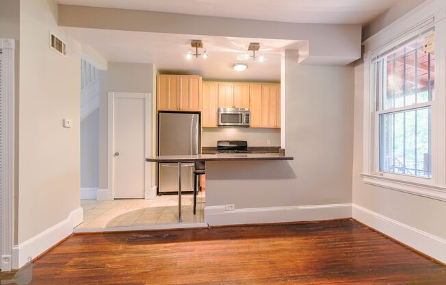 3 beds, 2.5 baths, 1,280 sqft, $3,700, Unit Upstairs