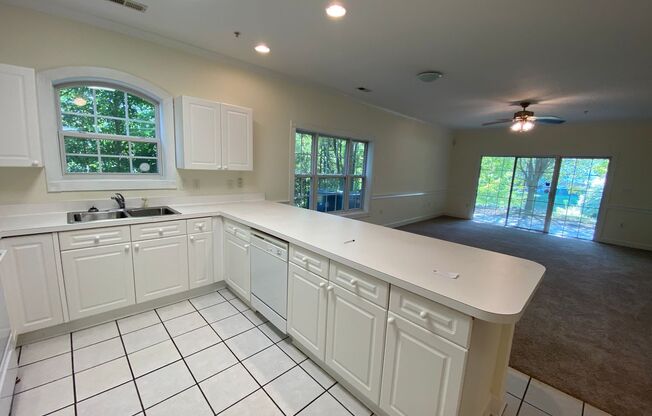 Pristine move in ready Condo located in Heatherstone !