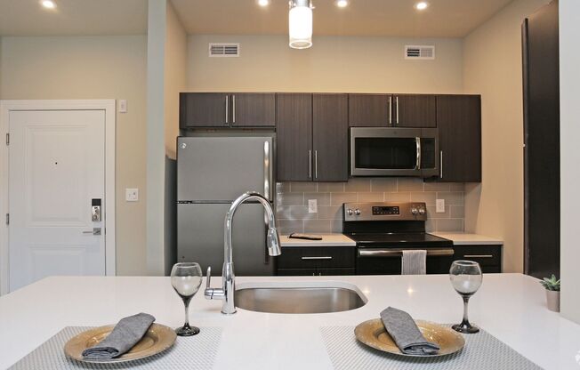 2 beds, 1 bath, 1,087 sqft, $2,060, Unit 1015