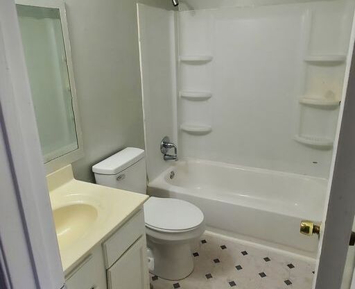 2 beds, 1 bath, $795, Unit 3015-I