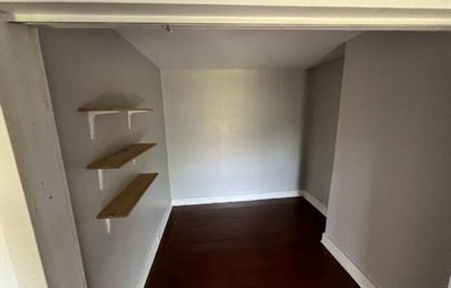 1 bed, 1 bath, 700 sqft, $950, Unit 5