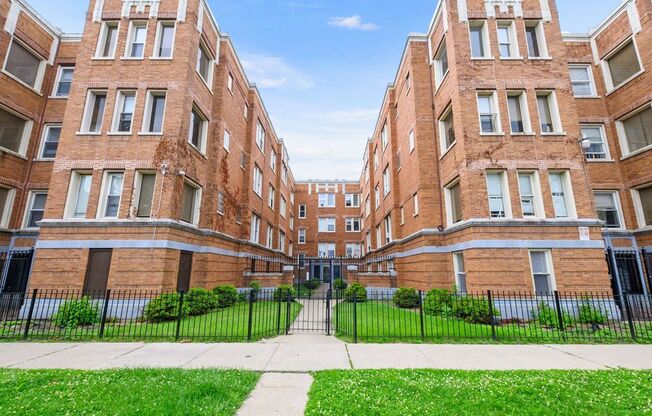 6952 - 6964 S. Clyde Avenue / E. 70th St.