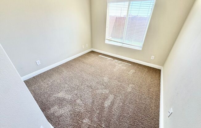 LOVELY 4 BEDROOM, 3 BATHROOM HOME LOCATED IN A BEAUTIFUL AND WELL-MAINTAINED COMMUNITY.