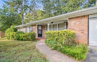 3 bed 2 bath Ranch brick home in the Decatur - fenced yard!