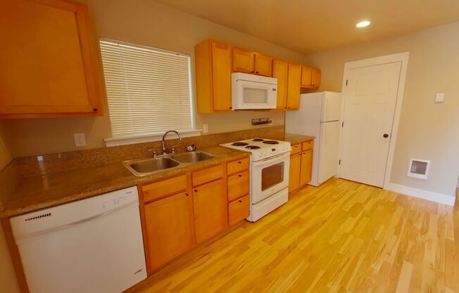 3 beds, 2.5 baths, $2,250, Unit 6